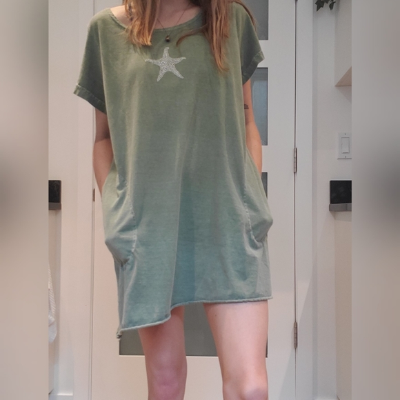 2/$15 😻 Beachy t-shirt dress w/ pockets - Picture 2 of 3